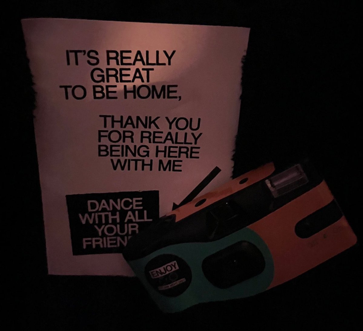 1D_Updates_BR's tweet image. A câmera entregue aos fãs para usar durante o One Night Only do “Kiss All The Time. Disco, Occasionally.” hoje (06/03/2026) no Co-op Live em Manchester, na Inglaterra. 

#ONOManchester #OneNightOnlyManchester
#KATTDOManchester