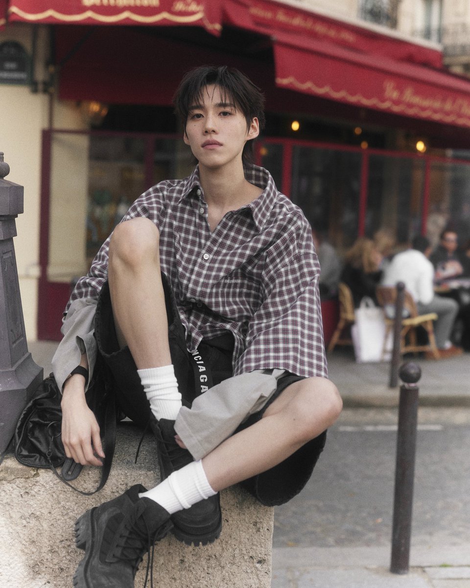 PPKrit_Ent's tweet photo. Fashion that doesn't ask for attention, it owns it. 📸 #BalenciagaWinter26xPPKrit

PP KRIT X BALENCIAGA WINTER 26
#BalenciagaWinter26Show 
#Balenciaga #PFW 
#PPKritt
-----

​แบรนด์แอมบาสเดอร์คนสำคัญ พีพี กฤษฏ์ อำนวยเดชกรปรากฏตัวในโททัลลุคของ Balenciaga ที่กรุงปารีส ก่อนร่วมชมโชว์ Balenciaga Winter 26 ClairObscur โดยสวมไอเท็มใหม่ล่าสุดจากคอลเล็กชัน Summer 26 เสื้อเชิ้ตรุ่น Wrong Sleeve Shirt กางเกงขาสั้นรุ่น Belted Shorts แมตช์คู่กับกระเป๋าหนังลูกวัว Ultralight สีดำรุ่น Le City รุ่นใหม่ล่าสุด และคอมพลีตลุคด้วยรองเท้าบูตรุ่น Combat Strike

✶ Balenciaga Winter 26 Show ✶
7 MAR 2026 | 8 PM (GMT+2)
8 MAR 2026 | 2 AM (GMT+7) 

ติดตามรับชมแฟชั่นโชว์ผ่านทางช่องทางโซเชียลมีเดียและเว็บไซต์ของ Balenciaga