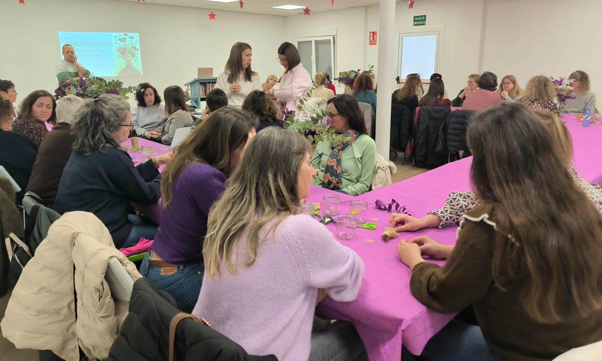aytocabanillas's tweet photo. MEDIO CENTENAR DE MUJERES FLORECIENDO DESDE DENTRO

Casi 50 mujeres agotaron las plazas del nuevo taller del Plan Local de Salud Mental de Cabanillas celebrado este viernes 6 en la Biblioteca , dentro de los actos del #DíaInternacionalDeLaMujer.

https://t.co/EykRCEnQ97 https://t.co/q9knhNja6v
