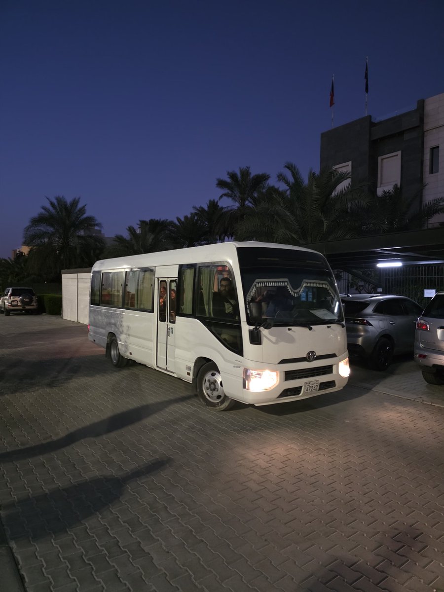 Jura_Chmiel's tweet photo. 🇨🇿Krátce po 18h odjel od ZÚ ČR v Kuvajtu repatriační autobus na letiště v Rijádu (S. Arábia).5 občanů CZ,3 BG,2DE a po 1 z PL,SK,HR a FR čeká 613 km jízdy.
Zítra bude řada z nich pokračovat letadlem✈️ Smartwings do Prahy.
#repatriation #Smartwings #Kuwait #Czechia #Cesko #mzvcr https://t.co/tp7rHcVDB8