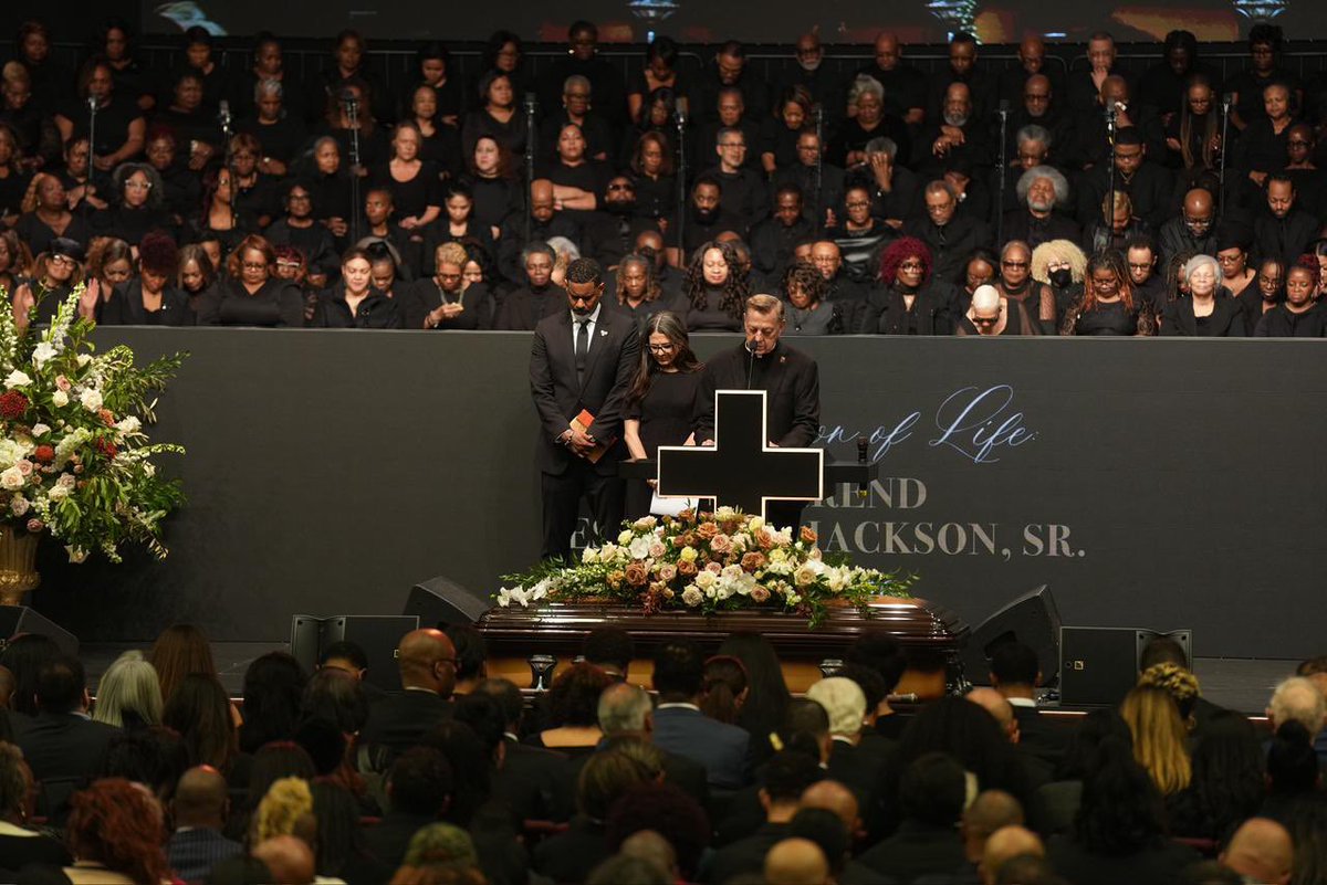 Gustavo Petro viajó a Estados Unidos al funeral de Jesse Jackson, activista de derechos civiles.

Lástima que no asistió al funeral de Kevin, el niño que murió porque la Nueva EPS no le dio su medicamento.

¿No y que le habían quitado la visa?