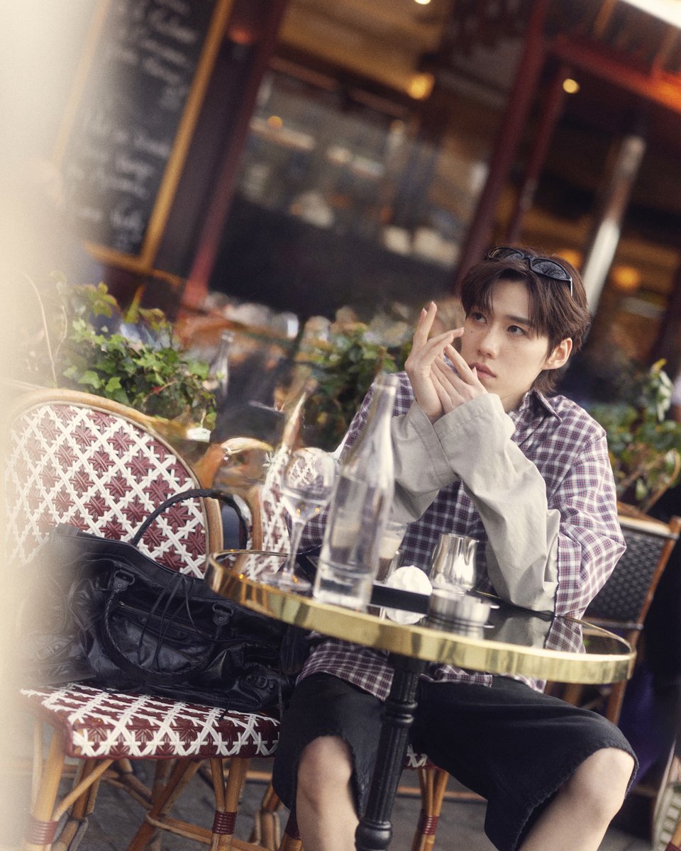 Fashion that doesn't ask for attention, it owns it. 📸 #BalenciagaWinter26xPPKrit

PP KRIT X BALENCIAGA WINTER 26
#BalenciagaWinter26Show 
#Balenciaga #PFW 
#PPKritt
-----

​แบรนด์แอมบาสเดอร์คนสำคัญ พีพี กฤษฏ์ อำนวยเดชกรปรากฏตัวในโททัลลุคของ Balenciaga ที่กรุงปารีส ก่อนร่วมชมโชว์