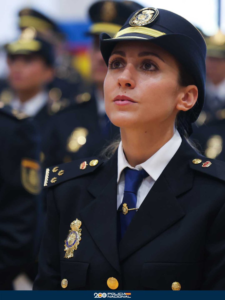 policia's tweet photo. Ya somos más de 13.000 mujeres las que formamos parte de la @policia💙

Hoy celebramos el #8M y os deseamos a todas un feliz #DíaDeLaMujer 👮🏻‍♀️👮🏻

#MujeresDeAzul https://t.co/sjcYzXt68L