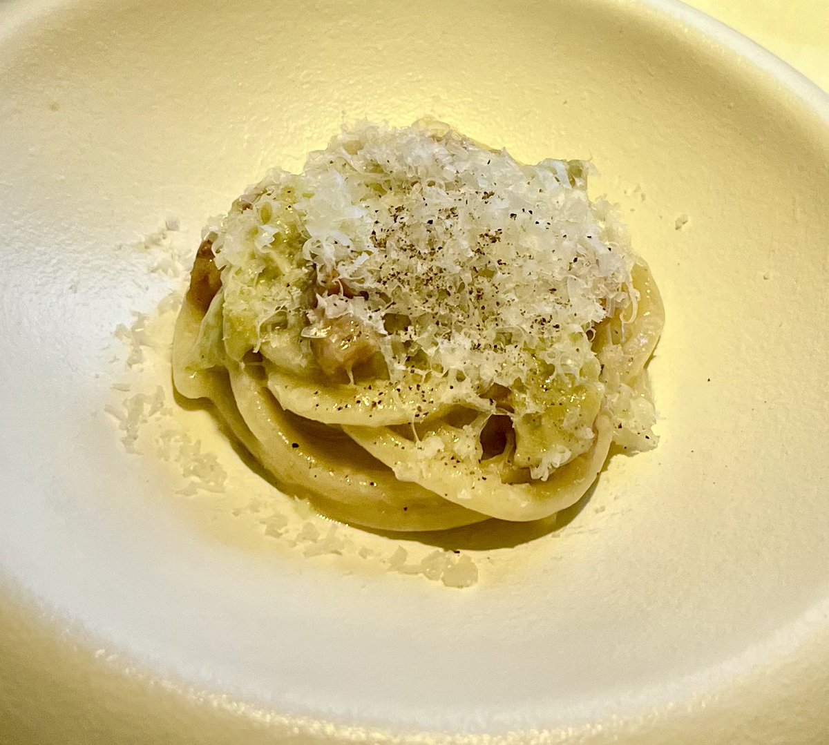 NOI. Una nueva comida memorable en compañía de buenos amigos en mi italiano favorito de la capital con Gianni Pinto a los mandos que expresa como nadie autenticidad en todos sus platos: hinojos confitados y tartar de carabineros, pasta/erizos, albóndigas, carbonara de alcachofas.