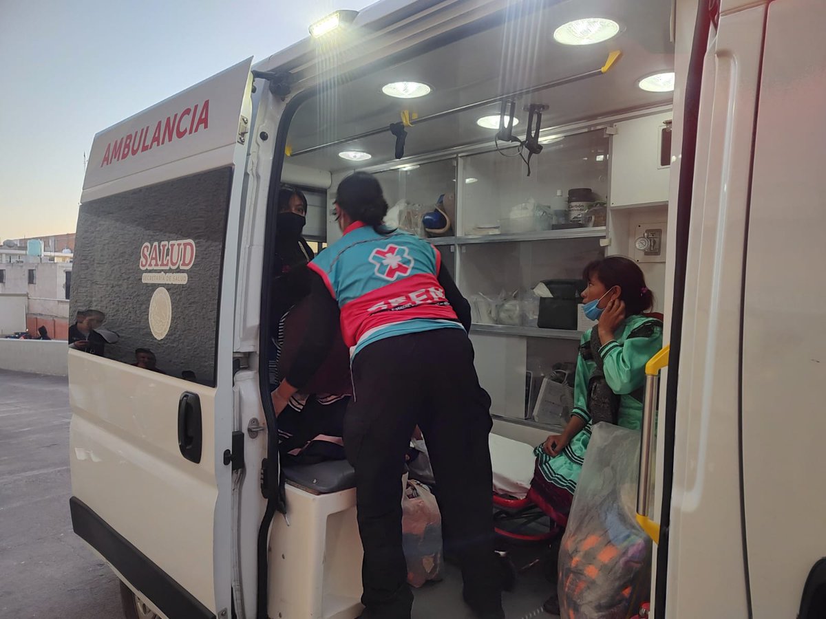 SSDurango's tweet photo. 🤝🚑La coordinación y ayuda entre instancias de la #SSD es fundamental para atender de la mejor manera a la población.
Ayer, personal de #CEMER realizó el traslado de 8 pacientes dados de alta del Hospital Materno Infantil al municipio del Mezquital, como un apoyo a la población. https://t.co/fPxMFEG7ym