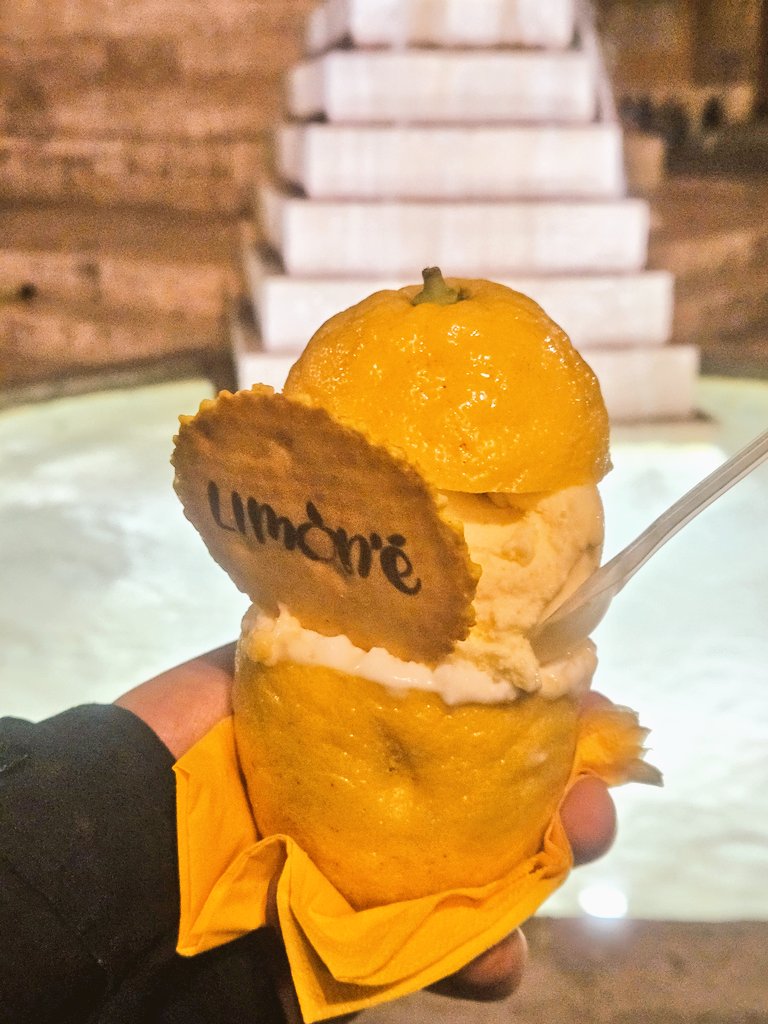 Trendet wohl aktuell in Rom! 🇮🇹 Eis (natürlich Zitronengeschmack!) in einer Zitrone 🍋
Würdet ihr es probieren?