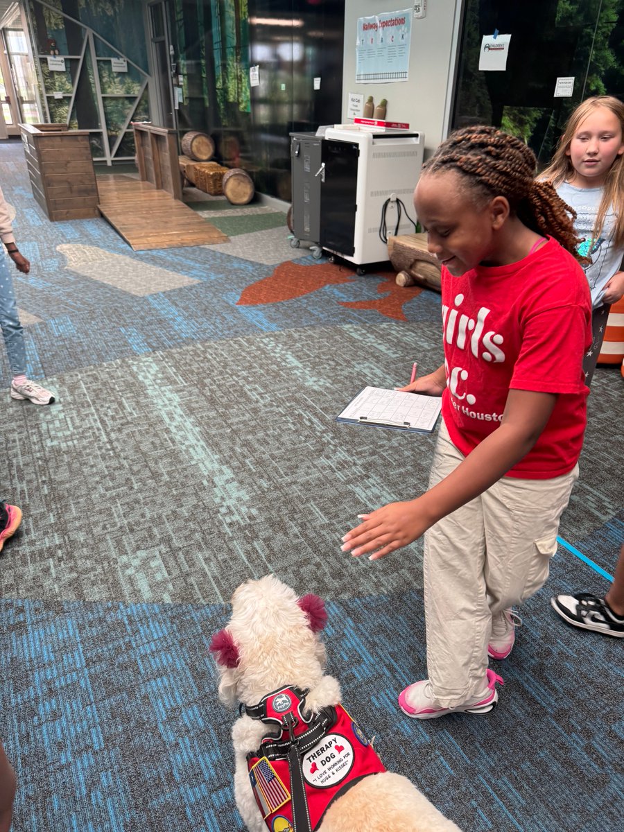 DoddieLilly's tweet photo. Canine counselor visits are a pawsome 🐾 experience for our @humbleisd_ce bulldogs! ❤️🚂💙 https://t.co/HInNyHYBVv