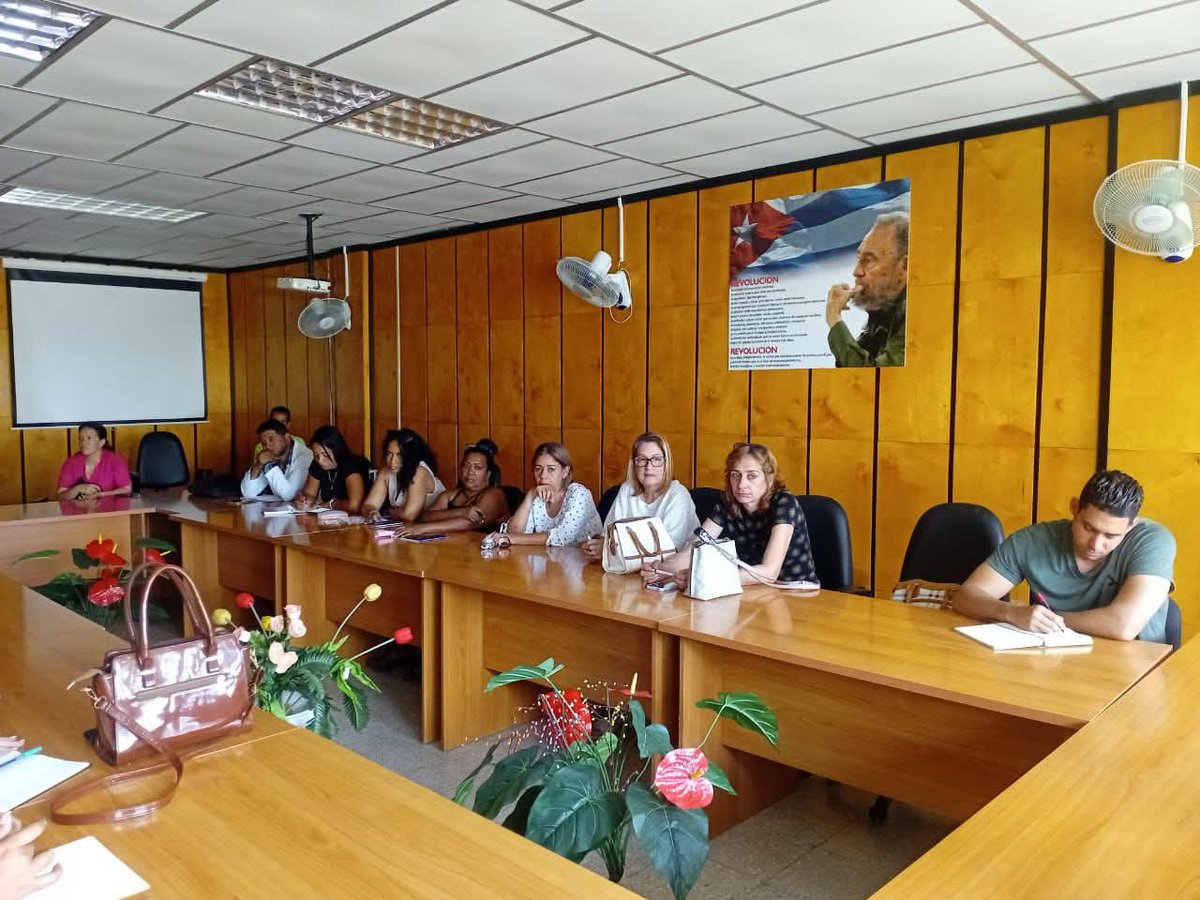 SaludGuantanamo's tweet photo. ⚕️📚Universidad de Ciencias Médicas #Guantánamo prosigue sus Talleres de Preparación para Proceso de Acreditación de carreras. El más reciente fue el de la especialidad Medicina Familiar, con la presencia de la Dra. C. Yamilé Rodríguez Sotomayor, Rectora del campus.#CubaSalud https://t.co/8DJme8bUA9