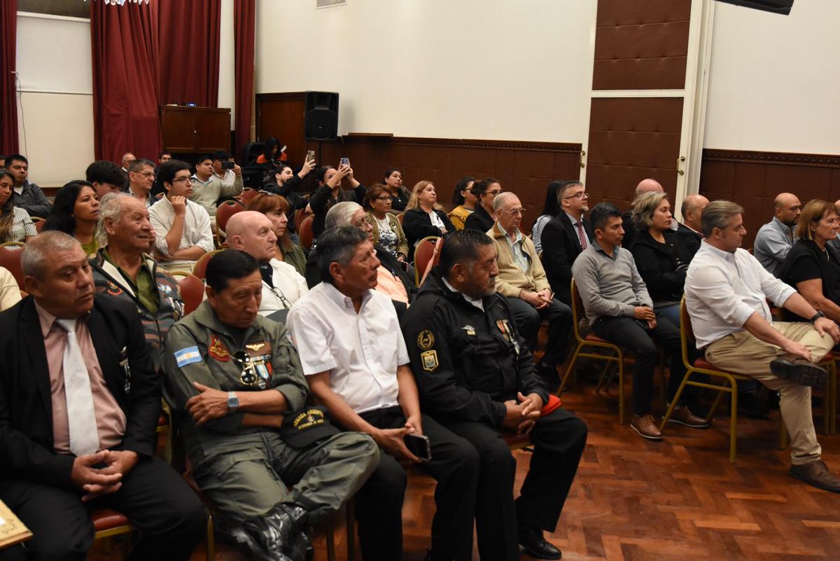 LegisJujuy's tweet photo. 🇦🇷 Malvinas en la Legislatura

El periodista Nicolás Kasanzew brindó una charla en la Legislatura de Jujuy, junto al diputado Santiago Jubert y Antonio Leguina, con la presencia de legisladores y veteranos de Malvinas. 🇦🇷

Más info : https://t.co/SOvfrktyoF https://t.co/22PvLIZY2u