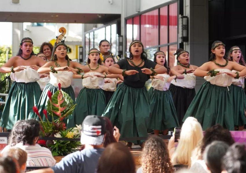 March on Maui hits just right, longer days, fewer crowds, and whales still cruising offshore.

Top March moves:
• Prince Kūhiō Maui Hoʻolauleʻa
• Road to Hana, planned smart
• Scoop a spring stay deal in South or West Maui

Learn more:
mauiaccommodations.optin.com/newsletter/awl…