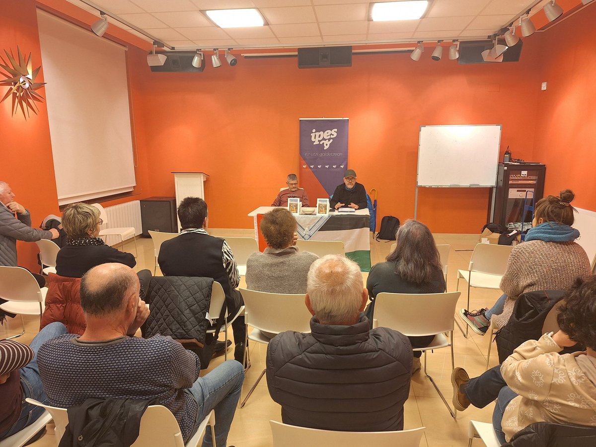 ipesbilbo's tweet photo. Atzo Bermeon, eta gaur Arratzun: Busturialdeko hainbat herritan aurkeztu dugu "La maleta de Urdaibai-Urdaibaiko maleta" liburua #Ipes 
Eta asteartean Morgara goaz
#EzUtziGaldetzeari https://t.co/piB8QZUco8