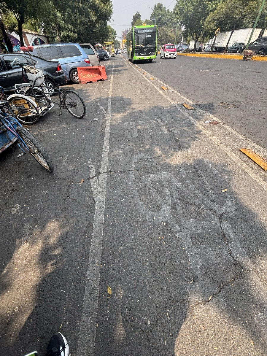 metronauta_'s tweet photo. Más de 40 min esperando en el panteón de san Isidro ruta 12 hacia Aragón y como 20 min de los operadores ahí parados echando chisme @RTP_CiudadDeMex https://t.co/QC0dAUlVCN