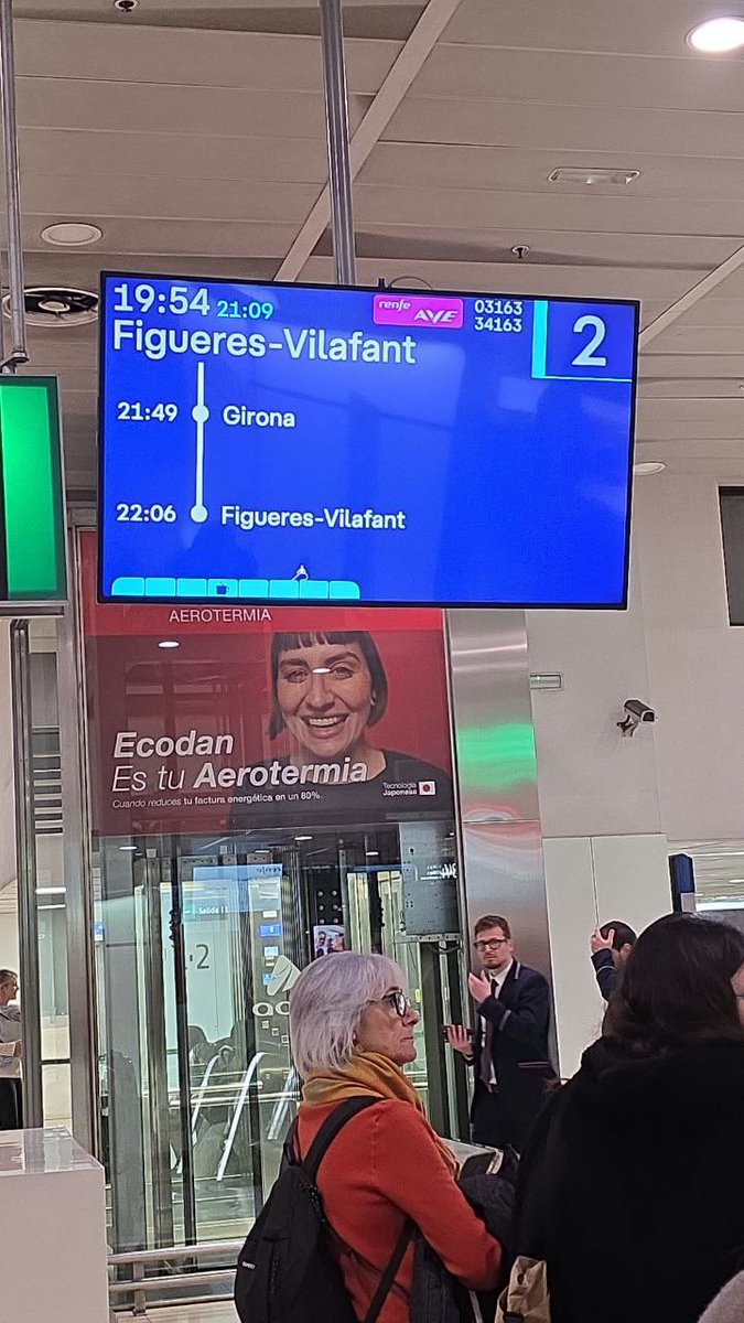 renferetard's tweet photo. Estarem atents @SilviaPaneque @manelnadal63 

Permeteu-nos per això que en dubtem. La gent esta al límit

Tren 19:54 Bcn-Gir que te previst sortir 21:04. En principi. Ara son les 20:59

@3CatInfo @CatalunyaRadio @ElGerio @VilaWeb @llsalellasvilar @mangelsplanas @usuarisavant https://t.co/fsAn9vhS3M