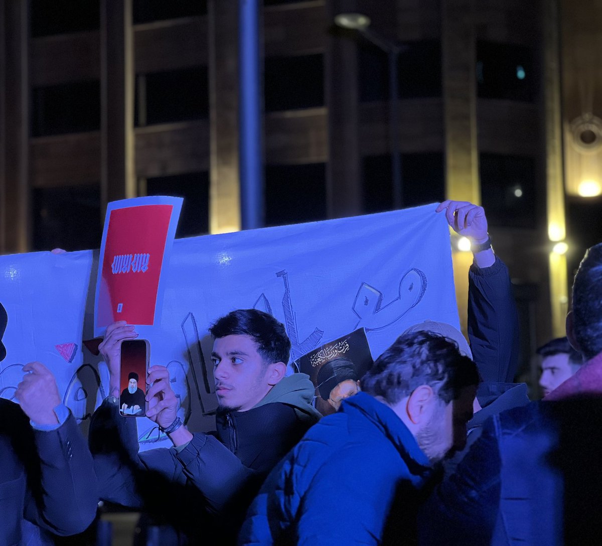 من الوقفة أمام السراي الحكومي الكبير، لنؤكد للعالم أن خيارنا مقاومة، وأننا مع المقاومة لو لم يبقَ معها أحد.