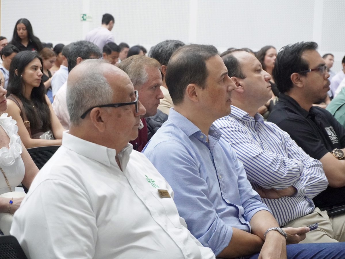 📷¿Qué le espera a Colombia y al Huila en el 2026?
Hoy el director Regional Campo Elías Gutiérrez Polanía, hizo presencia en el conversatorio empresarial, realizado por la cámara de comercio del Huila. 
#ConversatorioEmpresarial.