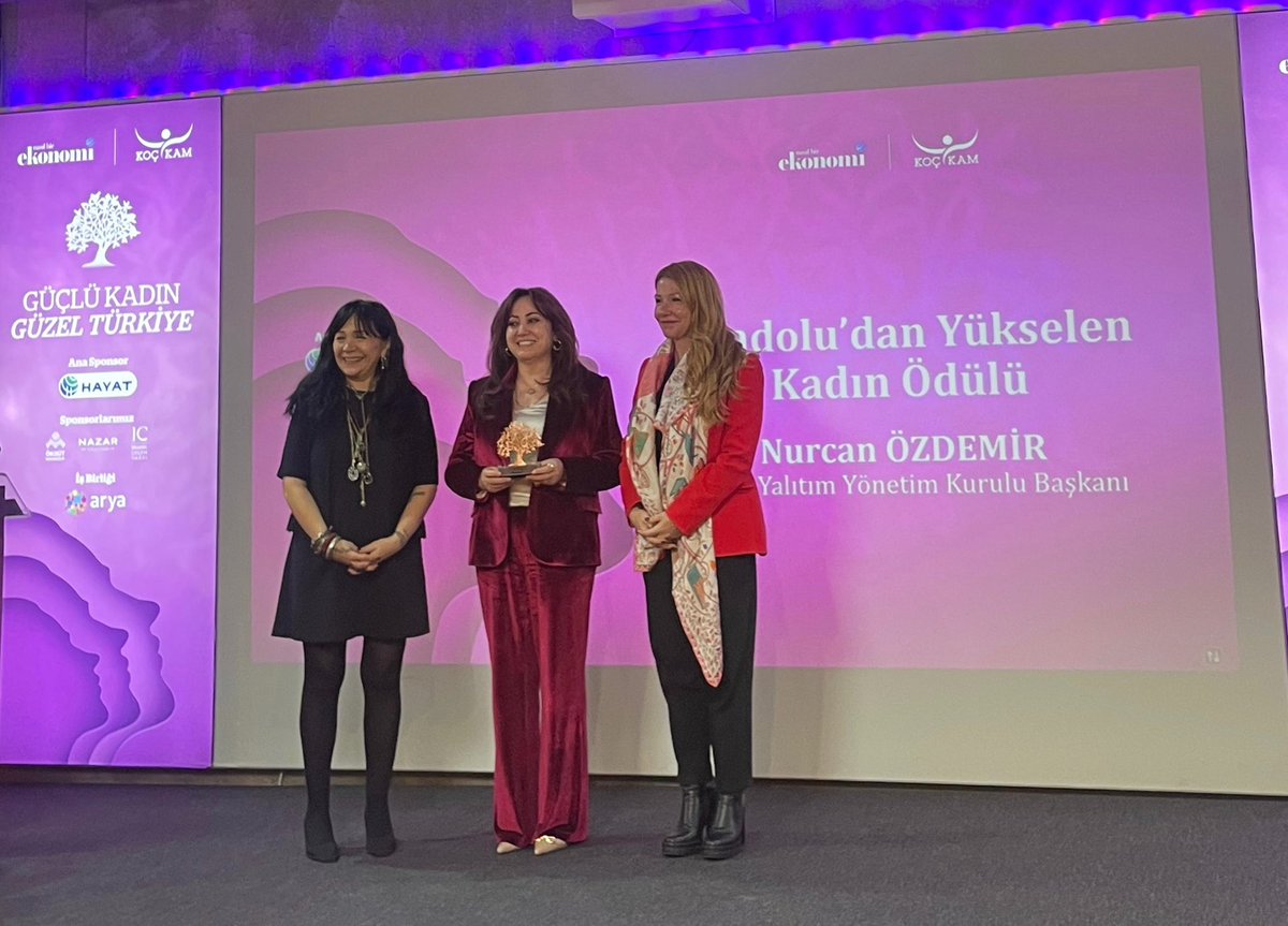 NURCANZDEMR's tweet photo. “Anadolu’dan Yükselen Kadın Lider” ödülünü almak benim için büyük bir gurur.
Ama biliyorum ki gerçek ödül; üretmeye, istihdam sağlamaya ve ülkem için değer üretmeye devam edebilmek.
Bu anlamlı organizasyon için Ekonomi Gazetesi’ne ve Koç Üniversitesi 
KOÇ-KAM’a teşekkür ederim. https://t.co/37H2VGt1iq