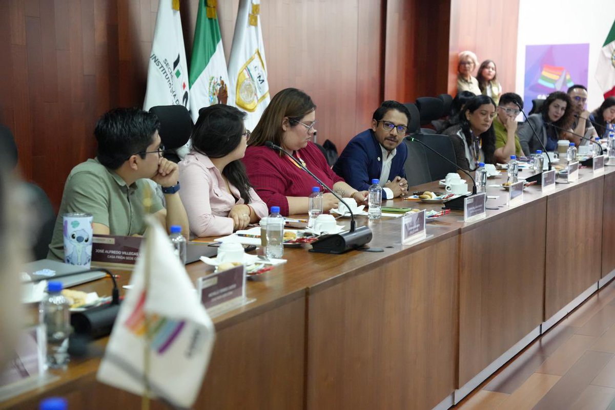 Con el compromiso de fortalecer la colaboración y el diálogo con la sociedad civil, este viernes recibimos a organizaciones y activistas LGBTIQ+ para escuchar inquietudes y establecer acuerdos que contribuyan a la protección de los derechos humanos de las personas en contexto de