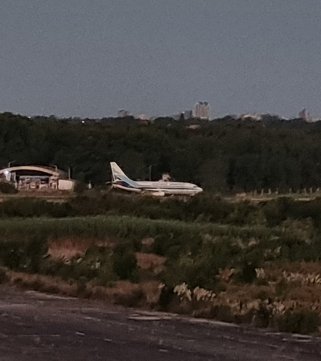 ⚠️ ATENCIÓN ⚠️

Acaba de arribar una avioneta en el Aeroparque del Palomar la cual trajo a una persona denominada "El Peruano" que apenas pisó suelo argentino dijo: " esta noche, con mis amigos, vamos a morir".
