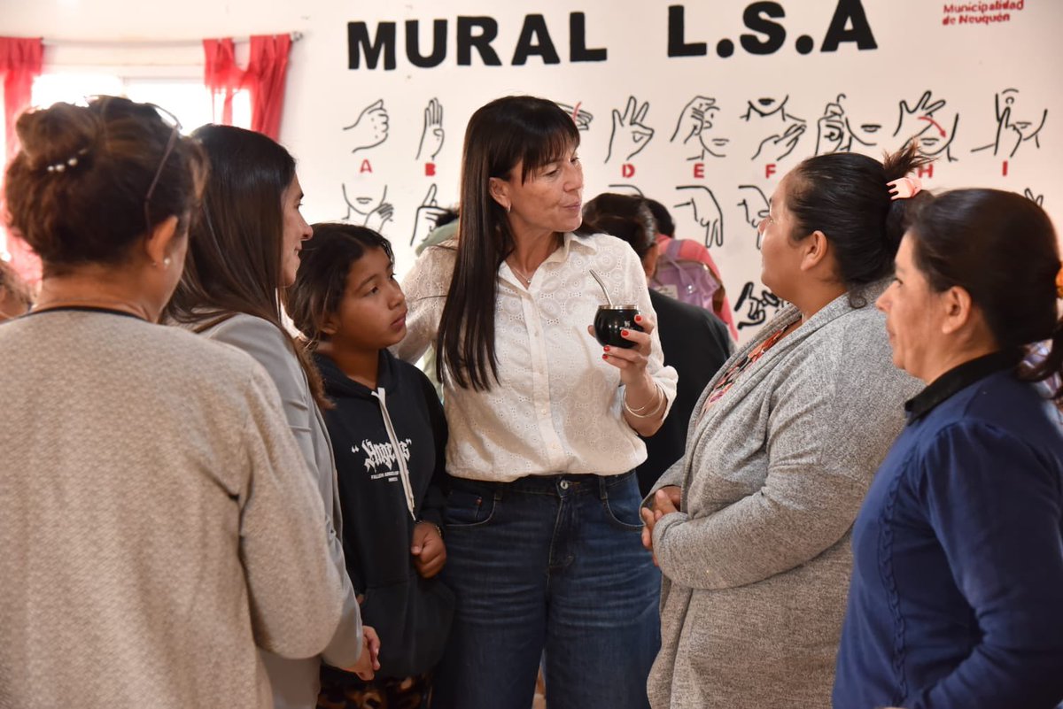 julietacorroza's tweet photo. Esta mañana estuvimos con @MaritaVillone dialogando con los vecinos y vecinas del barrio Colonia Rural Nueva Esperanza, gracias a Carlos Coronel por recibirnos y a quienes se acercaron a compartir su mirada. 
Seguimos trabajando con presencia y compromiso, cerca de la gente. https://t.co/CqguLPQbtC