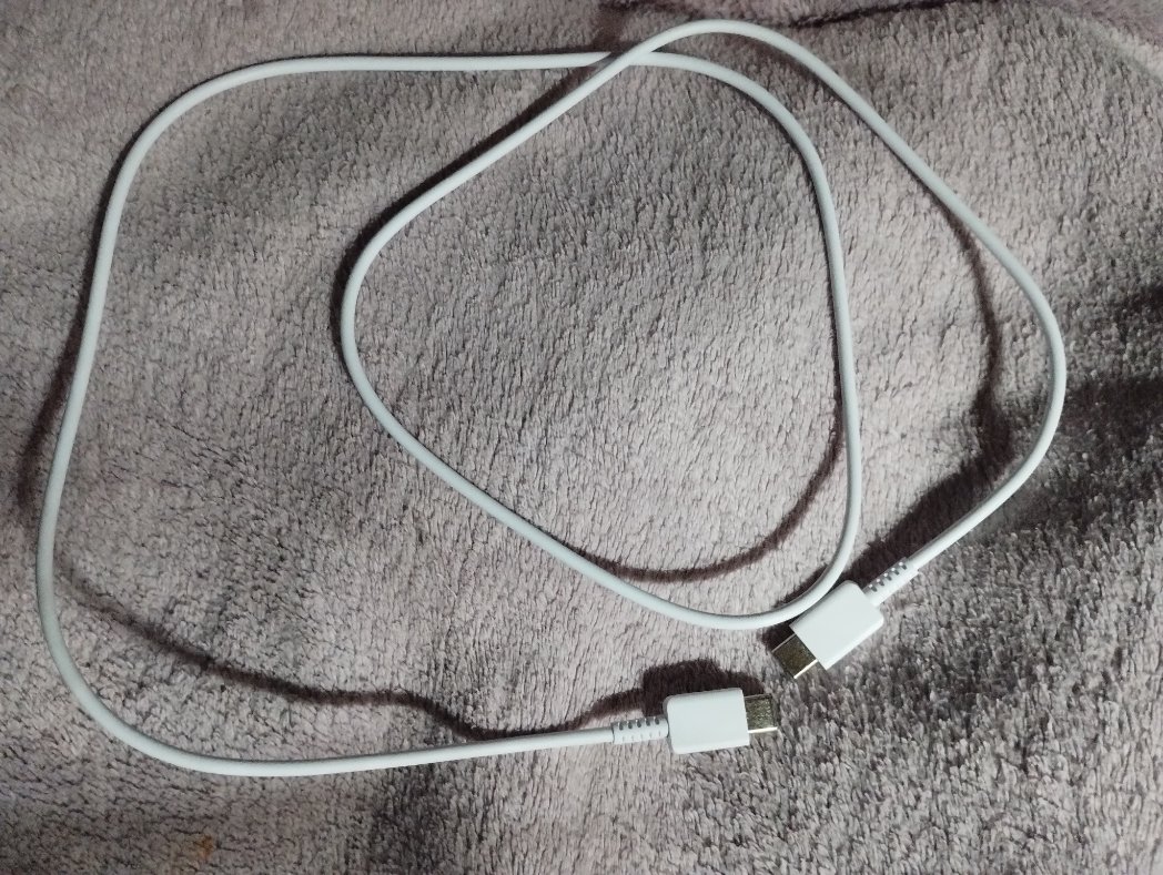 Zum Glück hat das alte 📱 sich noch mal überzeugen lassen, zu laden.

Das neue ist zwar heute angekommen, aber das Ladekabel macht mich ratlos. Da fehlt doch was?