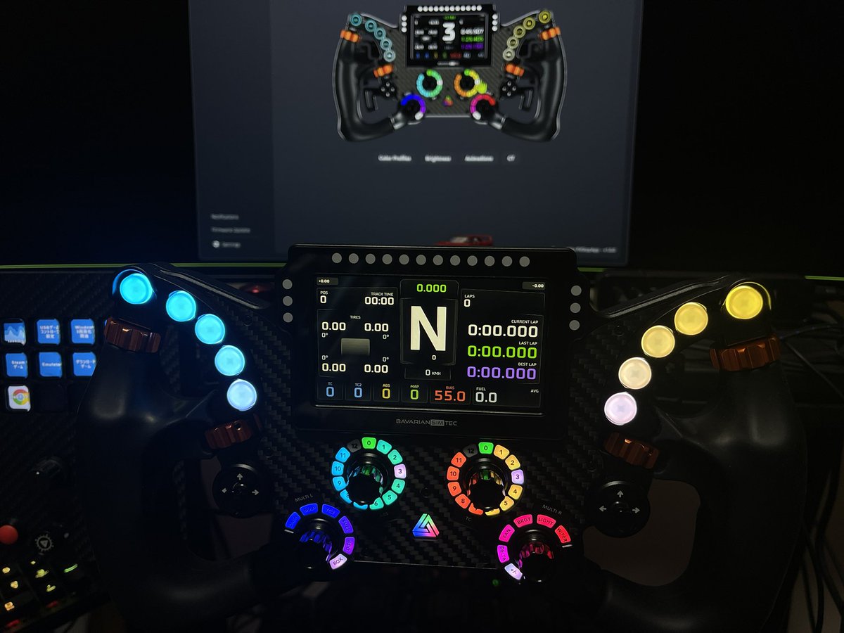 guts_game_7's tweet image. ステアリングのカラープロファイルを新規に作成してみました。
光の三原色とシアン、マゼンダ、イエローで構成してます。
両サイドのボタンはシアン、イエローの色相で中間にいくほど白に近づくように表現。

#BavarianSimTec 
#simucube3