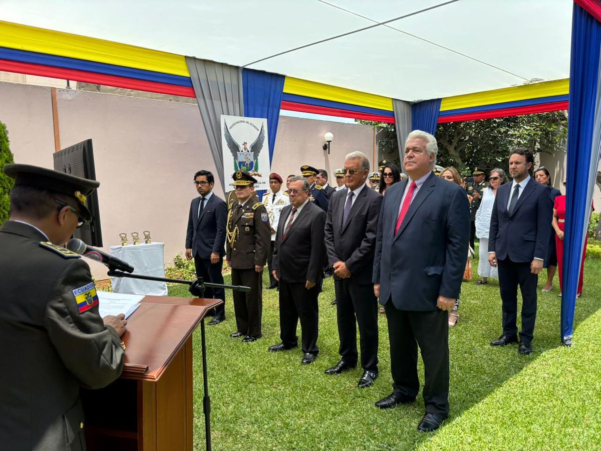 EmbajadaEcuPER's tweet photo. Llevamos a cabo la ceremonia oficial por el 88 Aniversario de profesionalización y 180 años de institucionalización de la @PoliciaEcuador 🇪🇨👮‍♂️, en reconocimiento a su rol patriótico como garante del orden, la paz y la seguridad ciudadana, al servicio del país y de la sociedad. https://t.co/TziotCp3xf