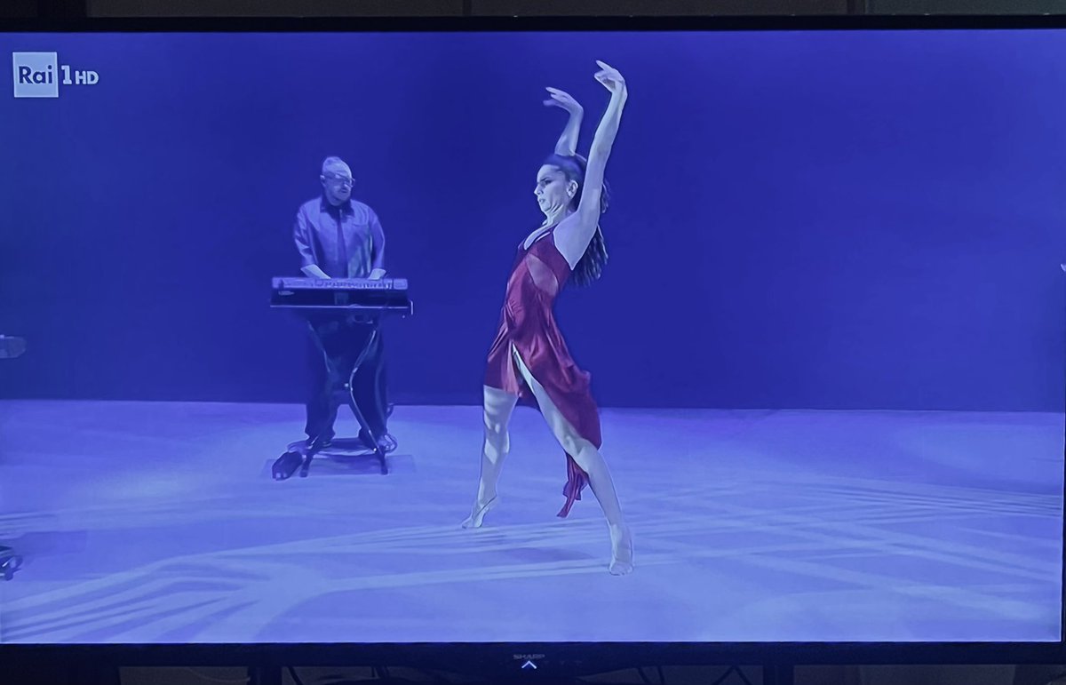 Nerys__'s tweet image. Sul palco della #OpeningCeremony delle Paralimpiadi di #MilanoCortina2026 
Carmen Diodato, ballerina professionista sorda dalla nascita, anche accompagnata dal violoncello di Valentina Irlando affetta da una rara forma di distrofia muscolare 

#Paralympics