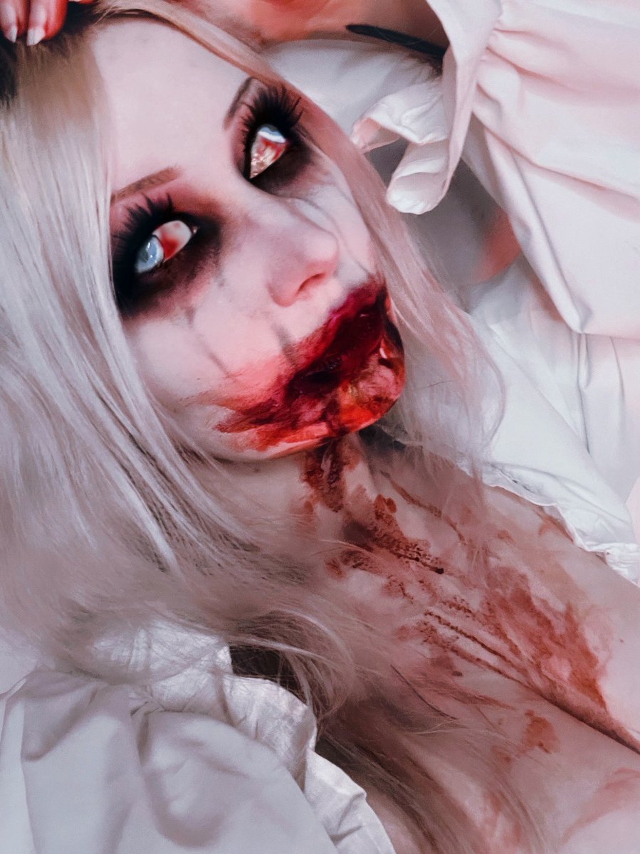 VeiledDame's tweet photo. Blood 🤍

Selena Corey “singing zombie” Cosplay from Resident Evil Requiem 🩸

#Cosplay #ResidentEvilRequiem https://t.co/4jazmK0c9s