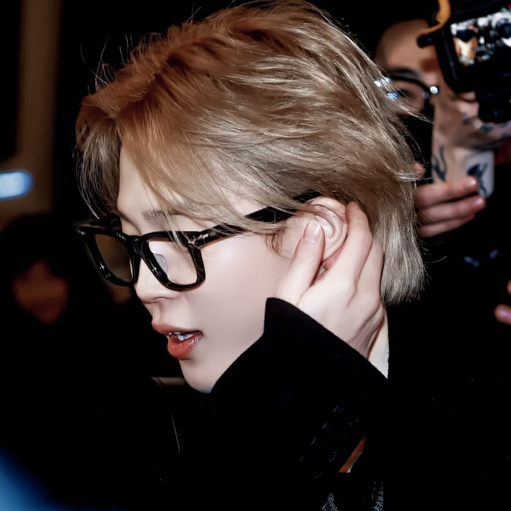 ➤ signal — au yoonmin! 

jm buscaba aprender un idioma, yg buscaba una distracción de su monótona vida. se encontraron en el lugar menos esperado y crearon un mundo donde la distancia no existía... hasta que la realidad los llamó de regreso. 

(#auyoonmin #auyoonmin )