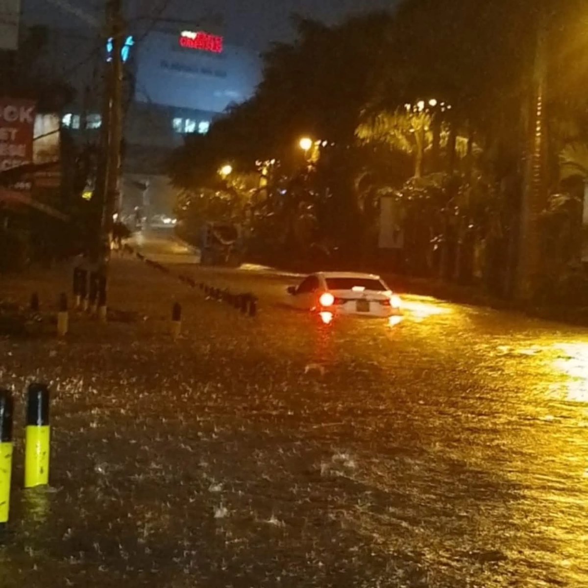 ActivistAmore's tweet photo. Welcome to the "Republic of Nairobi Ocean." No passport required, just a life jacket. 🛥️
​Year after year, the same floods, the same excuses, and the same clogged drains. This is a leadership failure at the highest level. President @WilliamSRuto,hapa kweli tutafikia #Singapore? https://t.co/uofB3Jcpqs