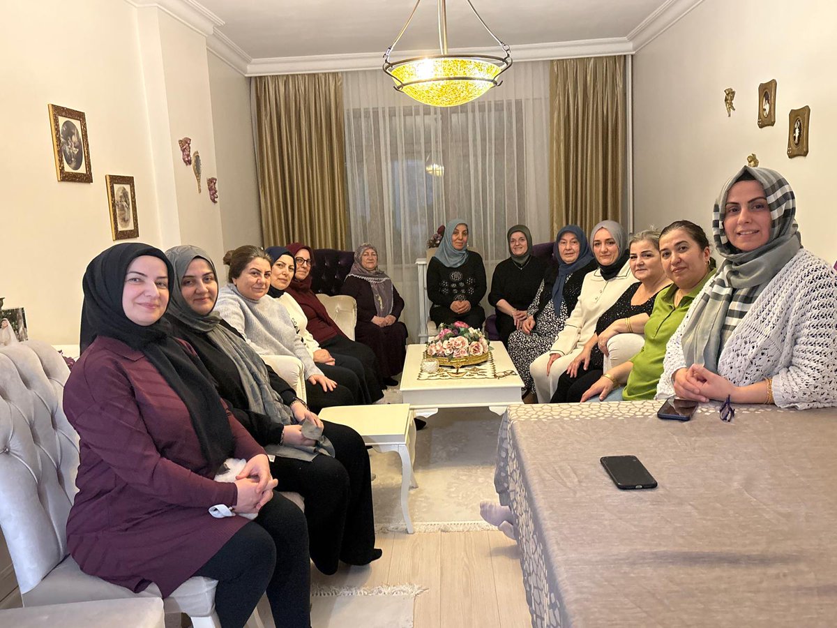 akkadinbakirkoy's tweet photo. Başkanımız  @gulcan_gerz ve kıymetli teşkilat mensuplarımızla birlikte komşularımızla çay sohbetinde bir araya geldik. 🌙

#BirOlmakRuhumuzdaVar
#MilletimizleNiyetimizBir https://t.co/MOavEUqKdn