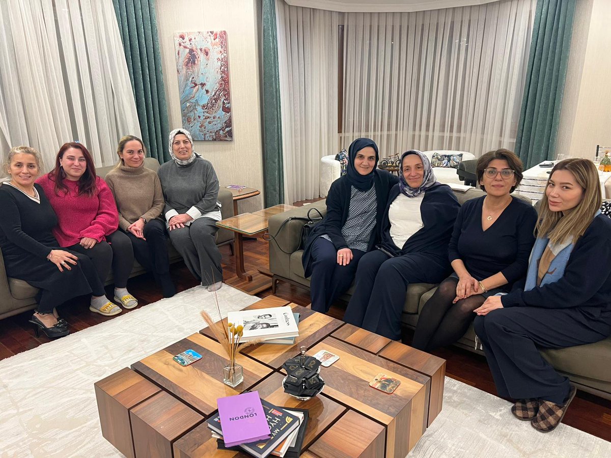 akkadinbakirkoy's tweet photo. Başkanımız  @gulcan_gerz ve kıymetli teşkilat mensuplarımızla birlikte komşularımızla çay sohbetinde bir araya geldik. 🌙

#BirOlmakRuhumuzdaVar
#MilletimizleNiyetimizBir https://t.co/MOavEUqKdn