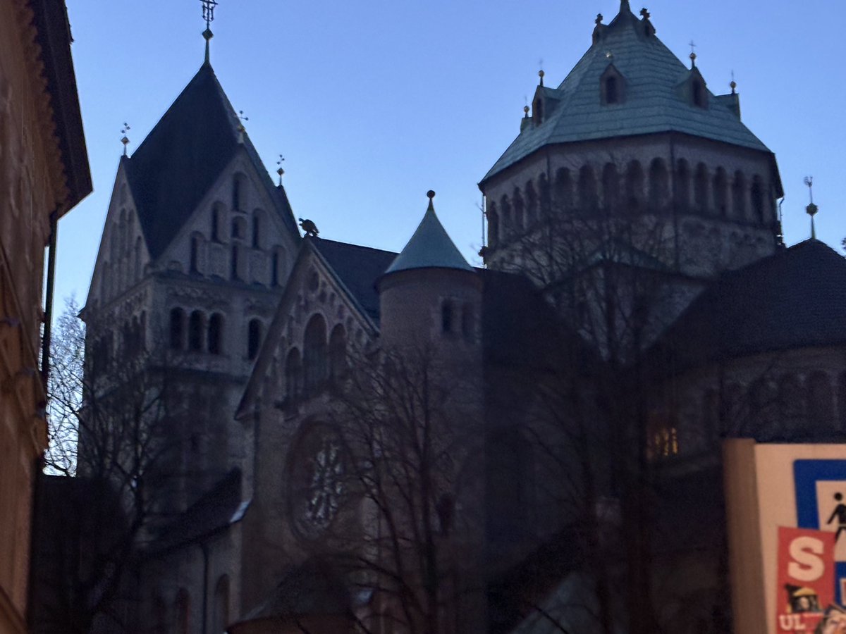 DumbassAngelic's tweet photo. #walkmaxxing I looooooove walking!!! and some buildings…. https://t.co/bUSNh9a1eP