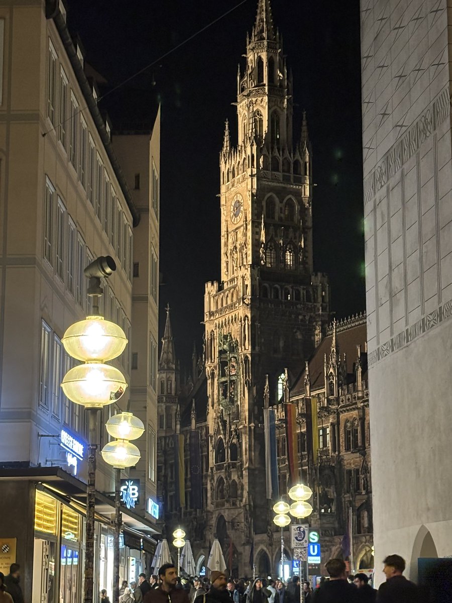 DumbassAngelic's tweet photo. #walkmaxxing I looooooove walking!!! and some buildings…. https://t.co/bUSNh9a1eP