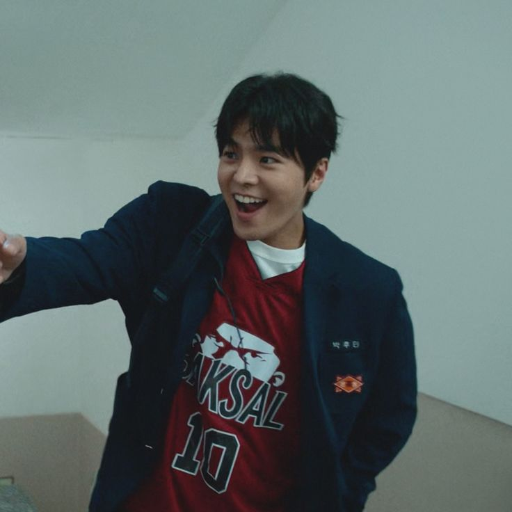 kkuldotcom's tweet photo. why are they the same person https://t.co/diJaJA2g7p