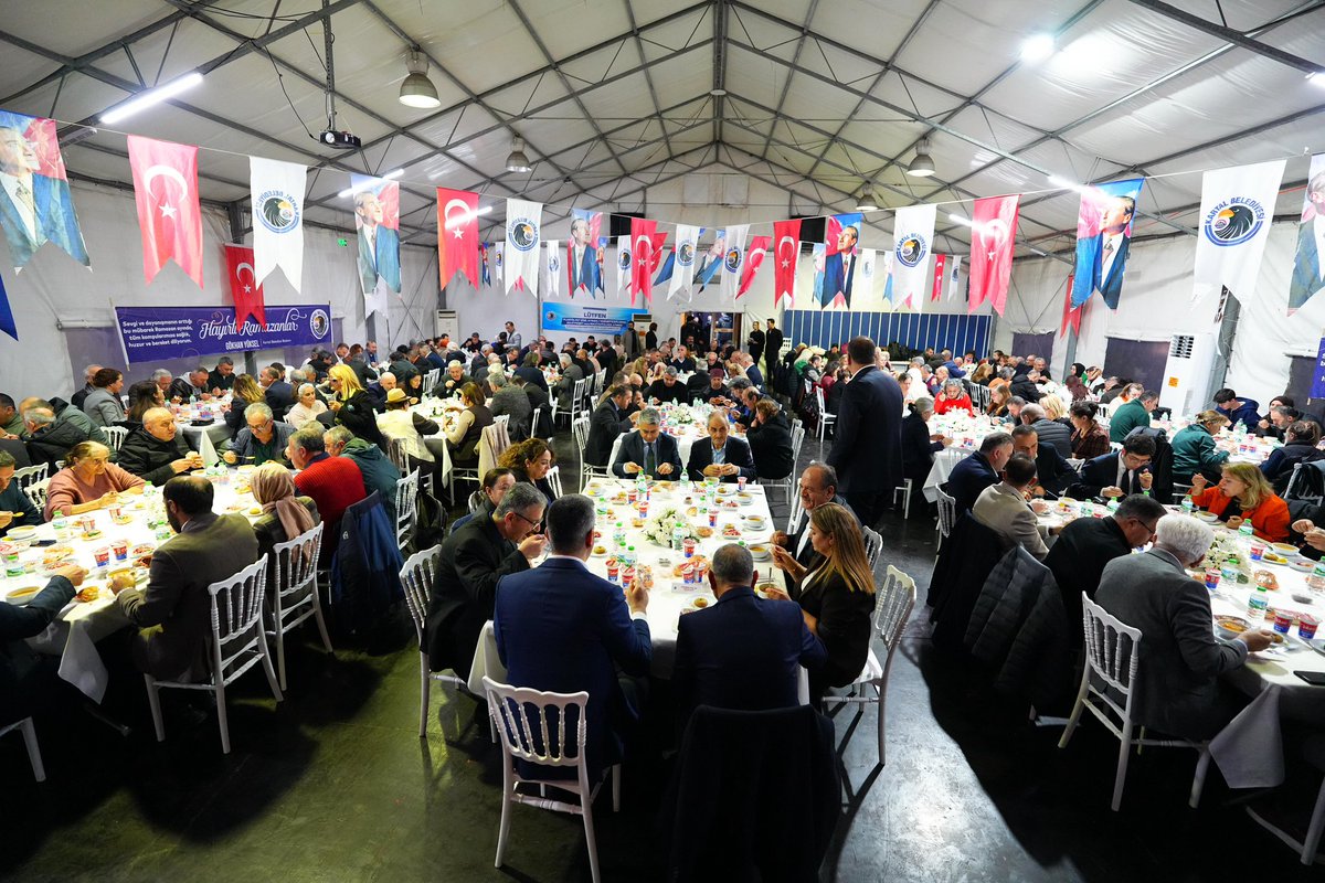 Bu akşam siyasi parti ilçe başkanları ve yönetimleri, kamu sorumlularımız, muhtarlarımız, oda başkanlarımız, gazeteciler, sivil toplum kuruluşu temsilcileri ve komşularımızla aynı iftar sofrasında bir araya geldik.

Paylaşmanın ve dayanışmanın en güzel örneklerini yaşadığımız bu