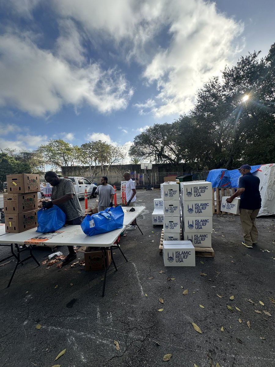 ChangemakersFL's tweet photo. 🤲🏽 Feels extra special to serve while fasting! ✨ We are honored to be asked to sponsor and volunteer in partnership with Masjid Al-Ansar Food Pantry, appreciate @irusa_southeast boxes,  plus we are inspired by our donors ongoing commitment! 👏🏾 #Ramadan #FoodDistribution https://t.co/xPDI2g2olw