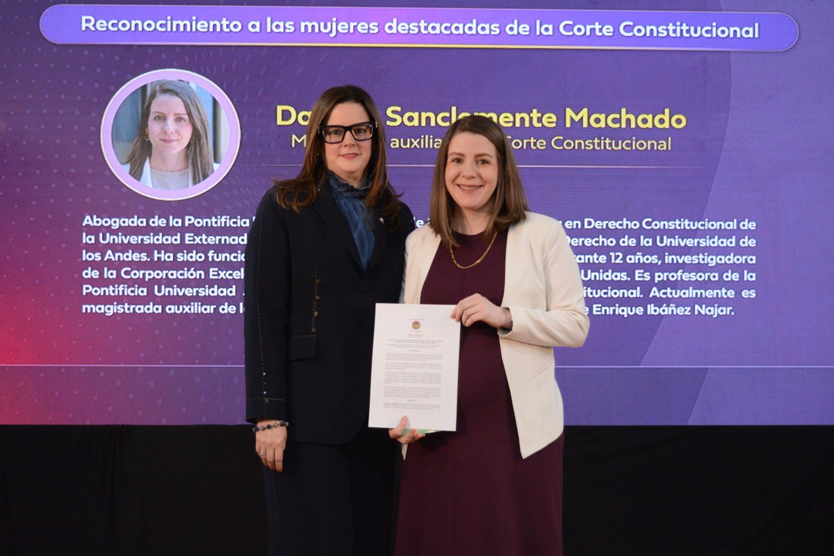 CConstitucional's tweet photo. #EnImágenes | La Corte le rindió un homenaje a Daniela Sanclemente Machado, servidora del despacho del magistrado Jorge Enrique Ibáñez Najar. Abogada de la Pontificia Universidad Javeriana de Bogotá, especialista en Derecho Constitucional de la Universidad Externado 
1/2 https://t.co/KSbW6J3ut5