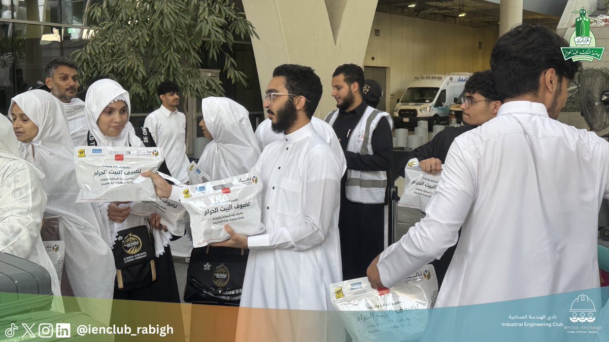 IENClub_Rabigh's tweet photo. شارك نادي الهندسة الصناعية في مبادرة إفطار صائم بالتعاون مع جمعية نماء الأهلية في مطار الملك عبدالعزيز الدولي بجدة، حيث ساهم أعضاء النادي في توزيع وجبات الإفطار على الصائمين والمسافرين خلال شهر رمضان المبارك 🌙🍽️

نسأل الله أن يتقبل منا ومنكم صالح الأعمال 🤲

#رمضان #ien_club https://t.co/TAOovk571a
