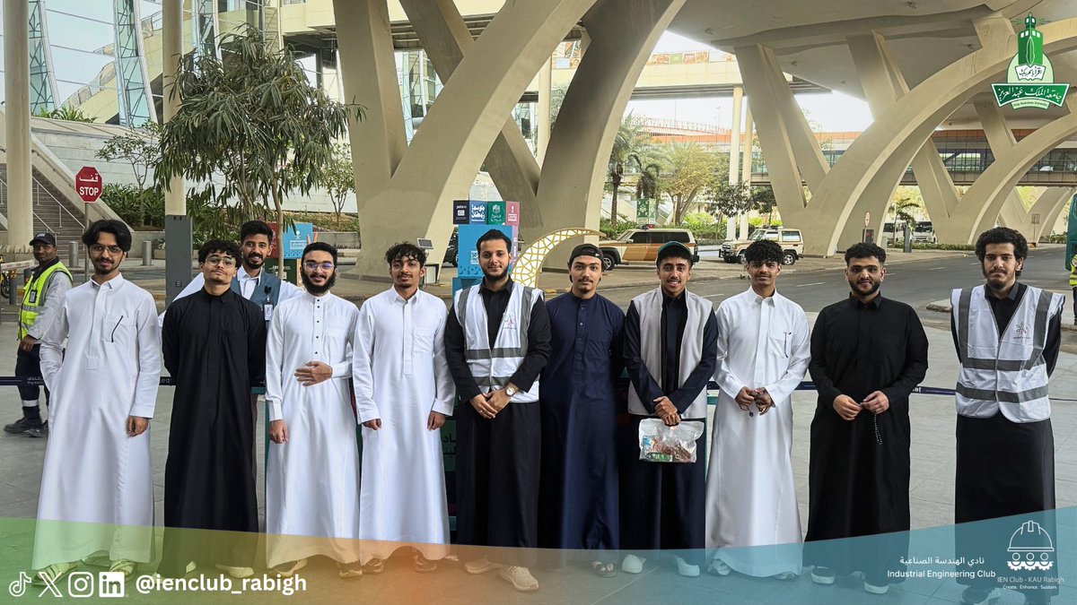 IENClub_Rabigh's tweet photo. شارك نادي الهندسة الصناعية في مبادرة إفطار صائم بالتعاون مع جمعية نماء الأهلية في مطار الملك عبدالعزيز الدولي بجدة، حيث ساهم أعضاء النادي في توزيع وجبات الإفطار على الصائمين والمسافرين خلال شهر رمضان المبارك 🌙🍽️

نسأل الله أن يتقبل منا ومنكم صالح الأعمال 🤲

#رمضان #ien_club https://t.co/TAOovk571a