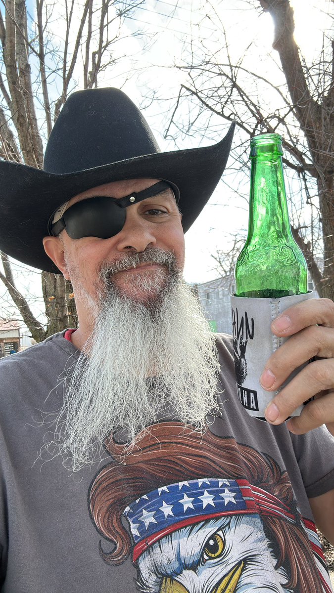 redd4man73's tweet photo. Happy Friday!!! Yardbeers!! https://t.co/vTj8dOfgaJ