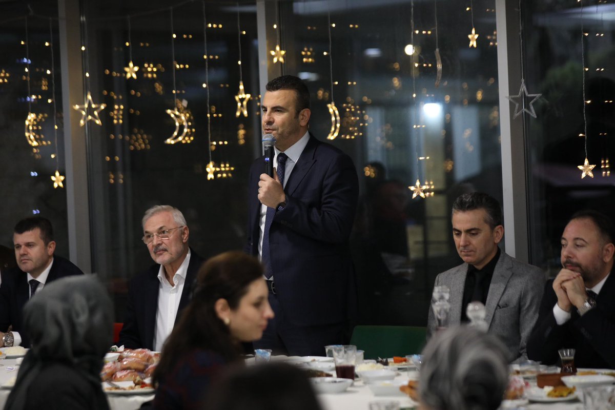 Ramazan’ın bereketli akşamında Birim amirlerimiz, İlçe müdürlerimiz, Yurt ve Gençlik merkezi müdürlerimiz ve birim şeflerimizle iftar sofrasında bir araya geldik.

Rabbim birlik ve muhabbetimizi daim eylesin. 🌙

📍Ataköy Uluslararası Gençlik Merkezi