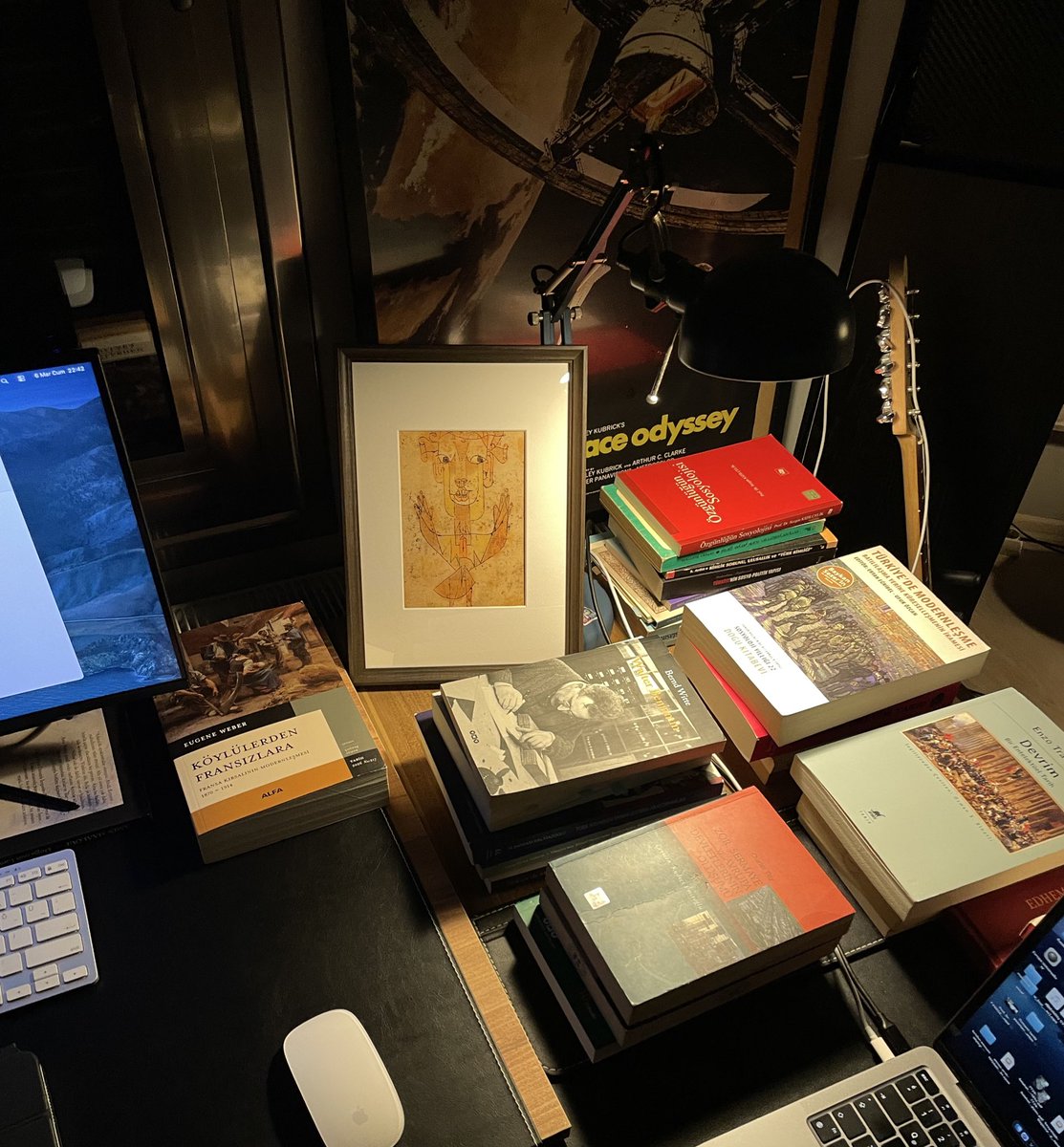 Walter Benjamin’in tarih meleği Angelus Novus masamın bir köşesinde. Ezilenlere, unutulmuşlara, geçmişin yıkıntılarına…