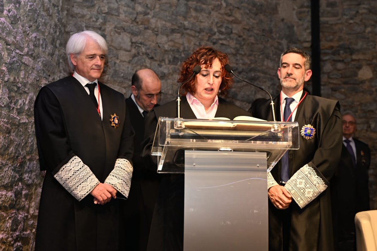 Jura y toma de posesión de la nueva Decana del <a href="/icaalava/">ICA Alava/Araba</a> Excma. Sra. <a href="/SSucunza/">susana sucunza</a>  y demás miembros de Junta de Gobierno.

<a href="/icaalava/">ICA Alava/Araba</a> ko Dekano berria <a href="/SSucunza/">susana sucunza</a>  andrearen eta Gobernu Batzordeko beste kideen zin egitea eta kargu hartzea