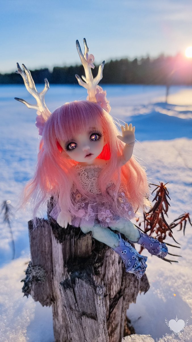 Look at those beautiful glowing eyes aren't they mesmerizing? 🤩  #pukifee #pukifeeena #pukifeedoll #fairylandbjd #bjd #balljointeddoll #sweden_photolovers #fairytale #fantasy #bjdphotography