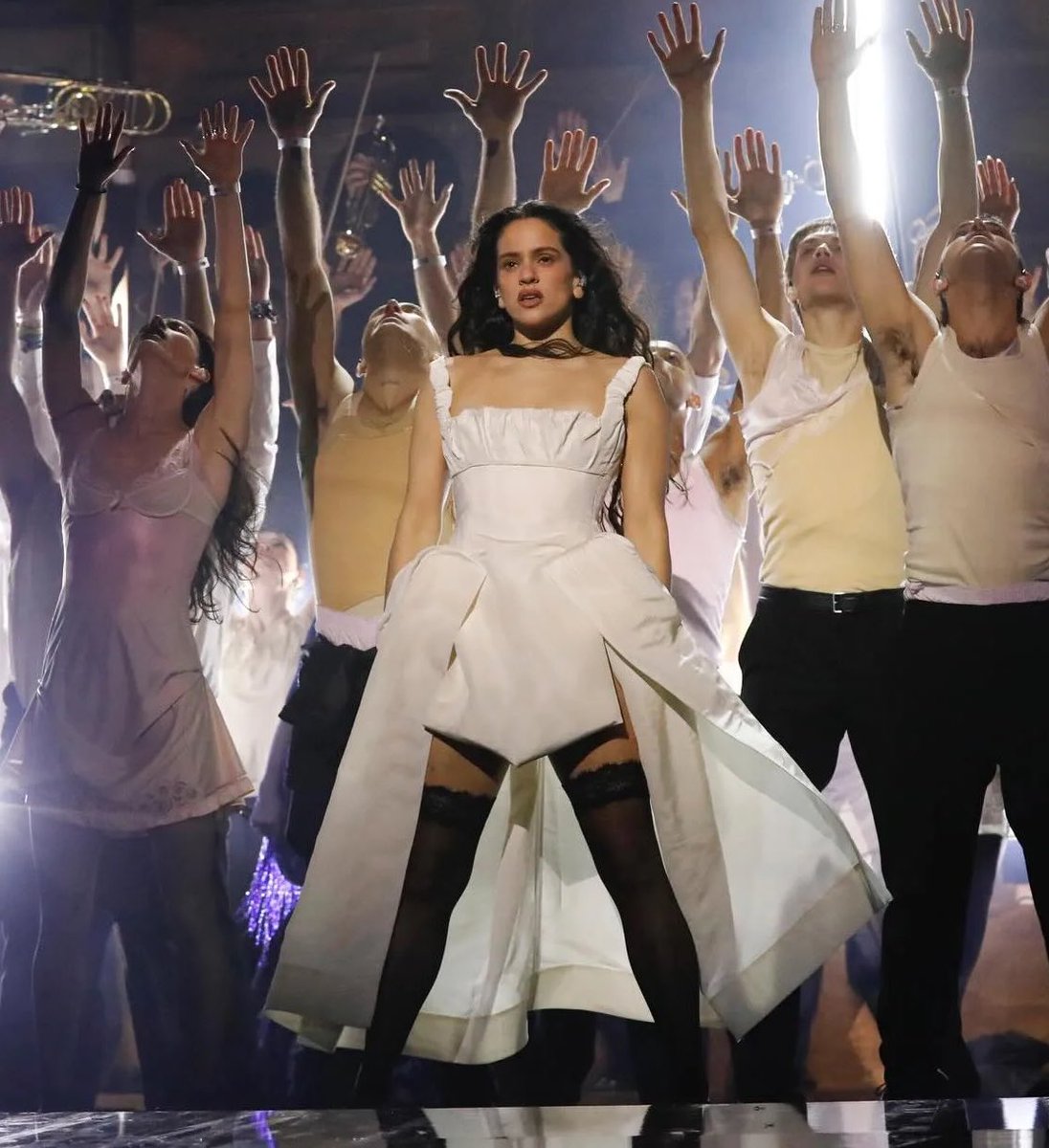 updatecharts's tweet photo. ROSALÍA revelou o que os fãs podem esperar da “LUX TOUR”: 

"É um desafio levar uma proposta musical tão maximalista para o palco, mas estou me divertindo experimentando. Adoro ópera, drama, perucas e um pouco de fantasia." https://t.co/k6EN9PJ8o3