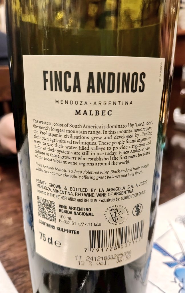 Esta noche, para acompañar la cena, probamos un #malbec de #FincaAndinos de la región de #Mendoza en Argentina. Fruta negra, 13°.
#lovewiners #viajando #mejorenconpañia