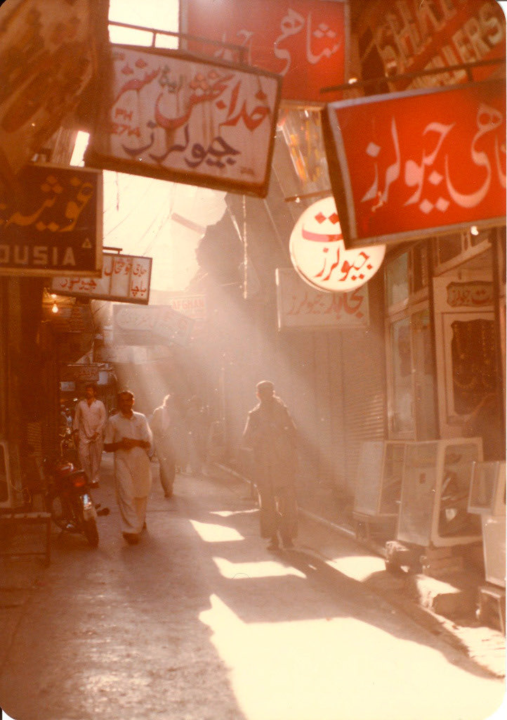 AinnieAS's tweet photo. Can we recognise this bazaar in peshawar? Photo was taken in 1986 ©️@artenpedia 
#history #Pakistan #peshawar https://t.co/5lAc6HuGGy