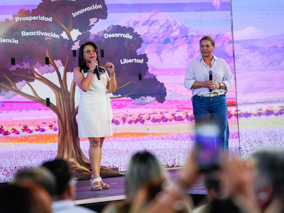 MinGobiernoEc's tweet photo. Hoy nos convoca un propósito claro: honrar la valentía, la capacidad y la fortaleza de las mujeres ecuatorianas.♀️🇪🇨
Desde el @MinGobiernoEc reconocemos a lideresas de todo el país que, con su trabajo diario, impulsan el desarrollo del Ecuador.
#8M https://t.co/HSDkj2ldAZ