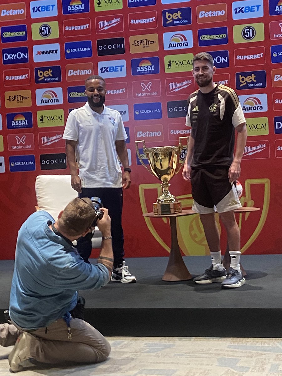 futebol_info's tweet photo. Superstição? Após a coletiva da final do Campeonato Carioca, na hora da foto, Jorginho, do Flamengo, chegou a erguer a taça. No entanto, Samuel Xavier, do Fluminense, preferiu não encostar no troféu, mesmo depois de solicitado.

🗞️ | 📸 @paulopedrobrand https://t.co/919gqh7Xow